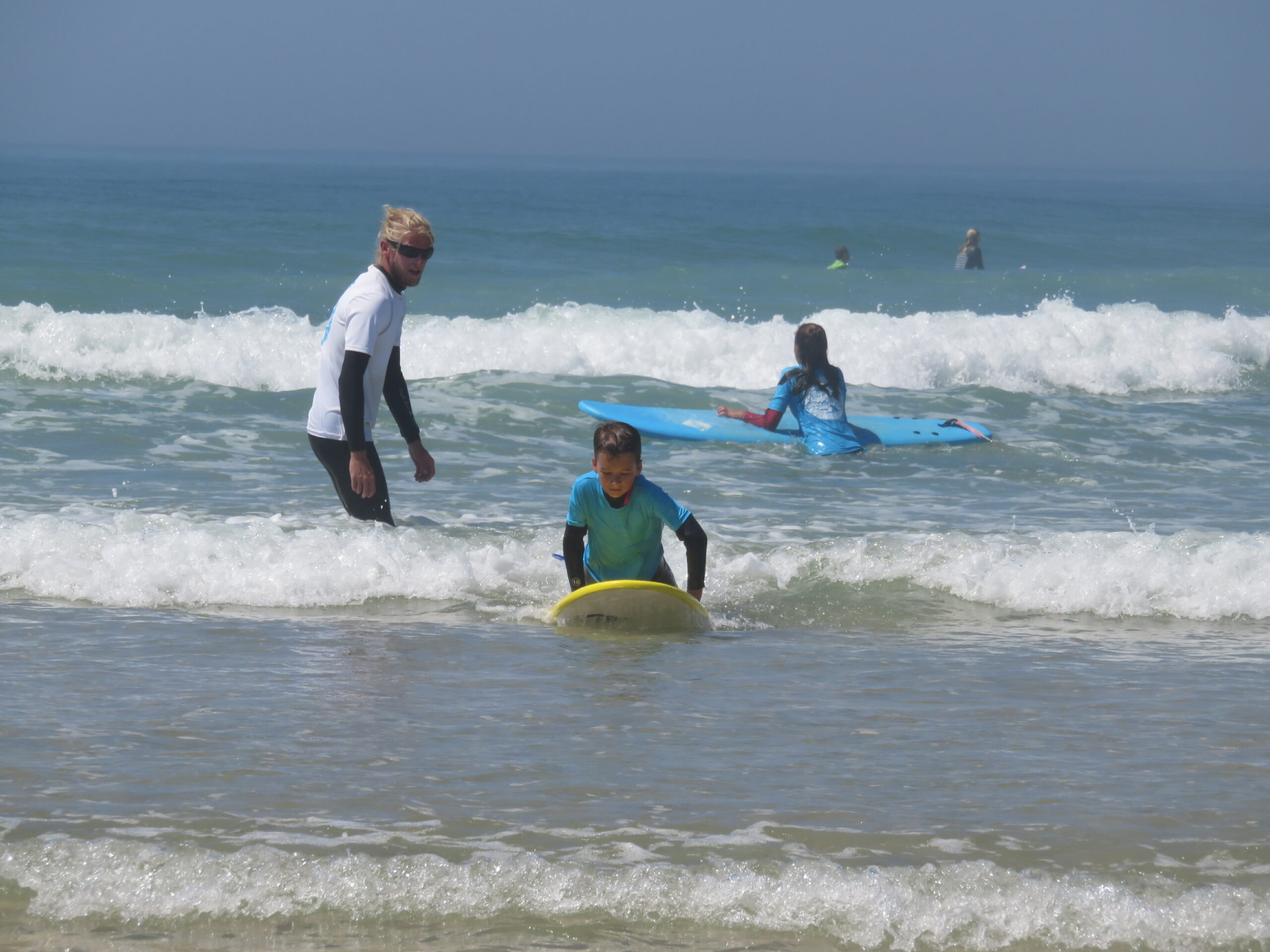 Comment apprendre le surf à Biscarrosse : guide complet pour débutants